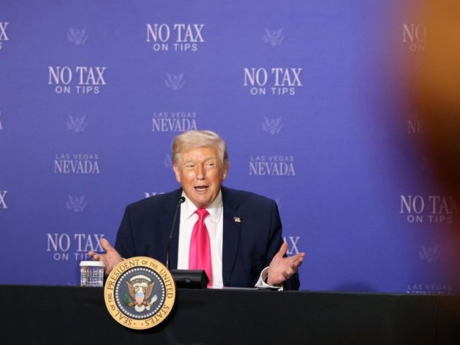 Доналд Трамп (Фото: EPA/RONDA CHURCHILL) - 