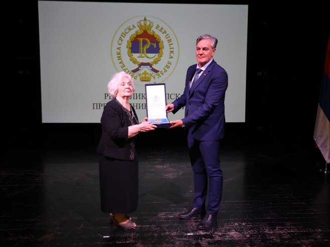 Каран уручио одликовање Јелени Бухач Радојчић - Фото: ZIPAPHOTO/Borislav Zdrinja