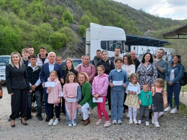 Уручено возило и стипендије за српску дјецу на Косову и Метохији (ФОТО/ВИДЕО)