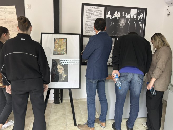 Изложба награђених ученичких радова о страдању у Јасеновцу - Фото: СРНА