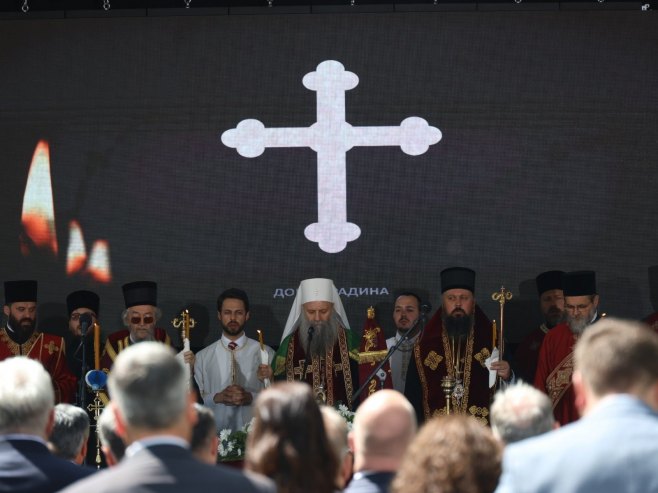 Доња Градина-патријарх Порфирије служи парастос - Фото: ZIPAPHOTO/Borislav Zdrinja