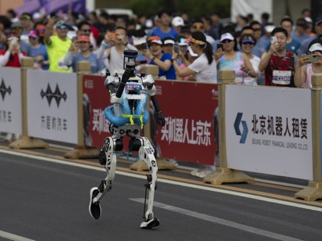 У Пекингу одржан полумаратон робота; Побједник бржи од тренутног свјетског рекорда (ВИДЕО)