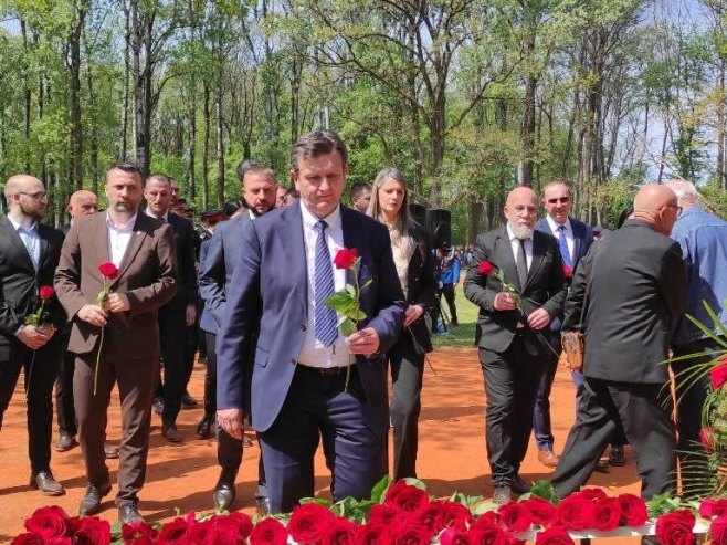 Делегација СДС-а полаже цвијеће у Доњој Градини - Фото: Уступљена фотографија