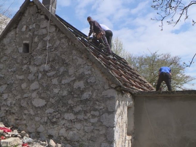 Хуманост још једном ујединила становнике Гацка: Комшије реновирају кућу Миловићима (ВИДЕО)
