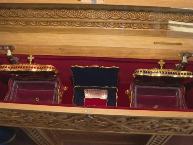 Храм рођења Пресвете Богородице у Добоју добио честице моштију три светитеља - вјерници свакодневно на молитви (ВИДЕО)