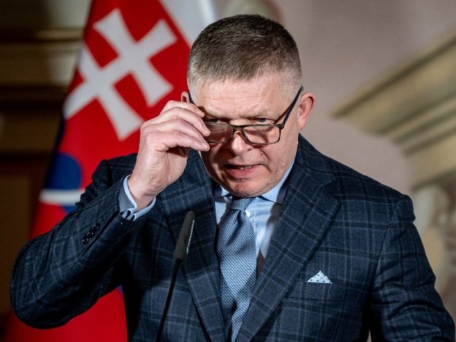 Роберт Фицо (Фото: EPA/LUKAS KABON) - 