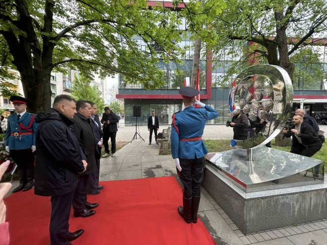 Положени вијенци на Споменик 12 беба - Фото: СРНА