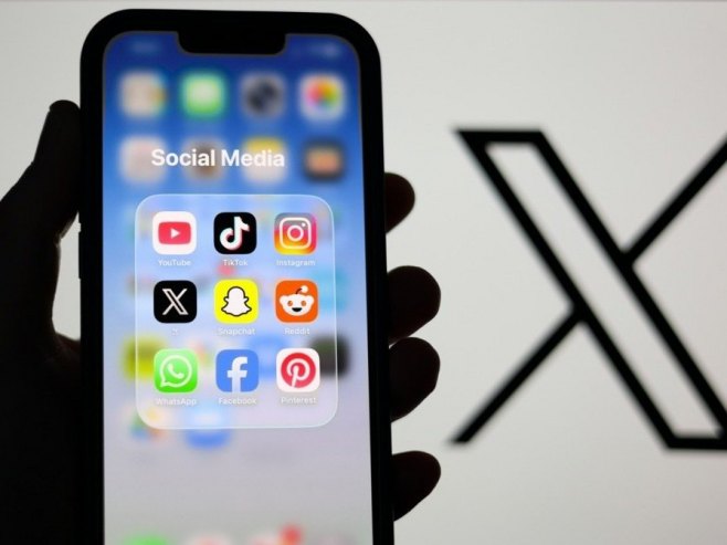 Друштвене мреже (фото: EPA/ADAM VAUGHAN) - 