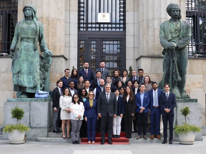 Каран са америчким студентима - Фото: ZIPAPHOTO/Borislav Zdrinja