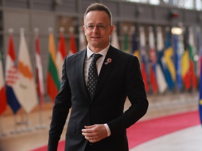 Петер Сијарто (Фото: EPA/OLIVIER HOSLET) - 