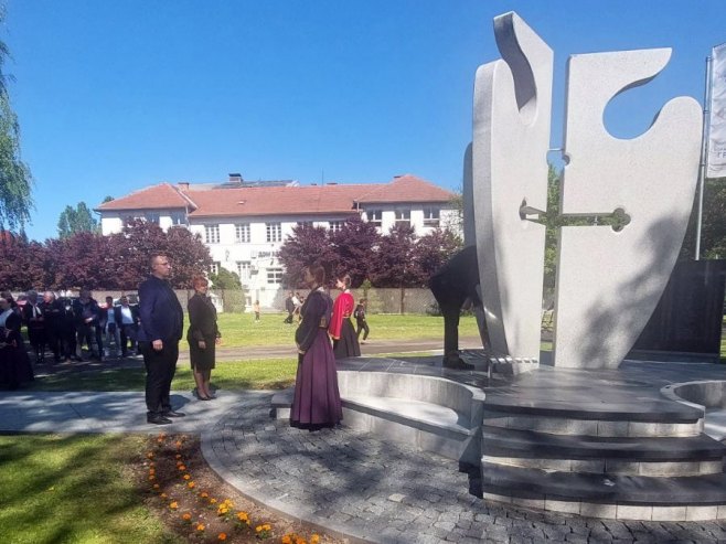 Полагање вијенаца у Спомен парку Слободе у Градишци - Фото: РТРС