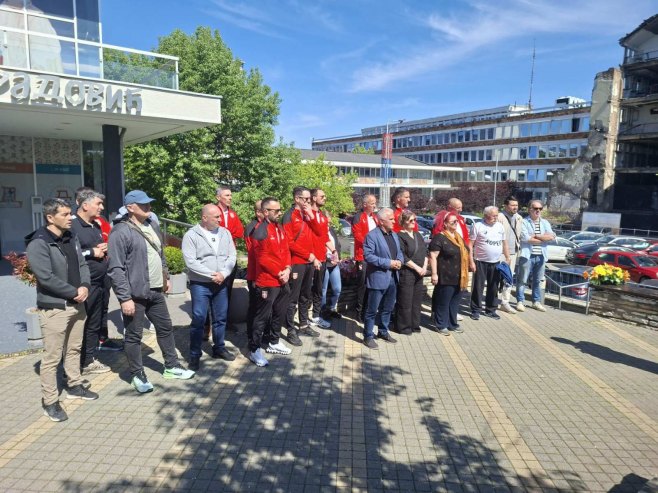 Београд - Екипа малог фудбала положила цвијеће на споменик код зграде РТС-а - Фото: СРНА