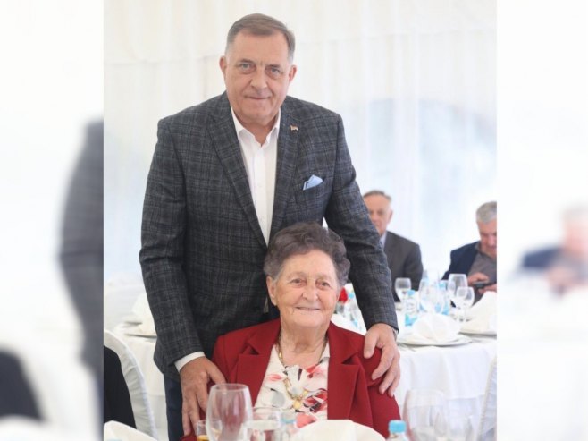 Милорад Додик и мајка (фото: x.com/MiloradDodik) - 