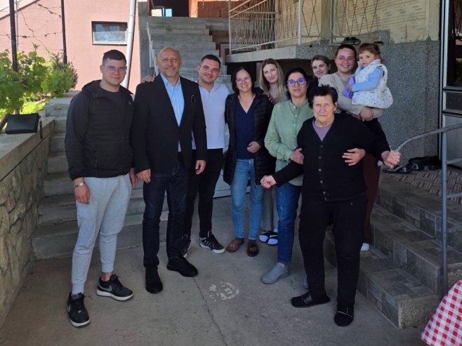 Јаћимовић у име Додика уручио помоћ породици Горана Николића - Фото: Уступљена фотографија