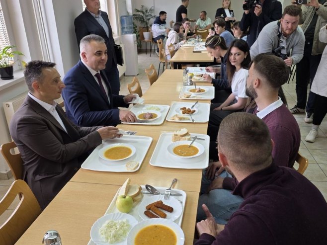 Минић са студентима - Фото: РТРС