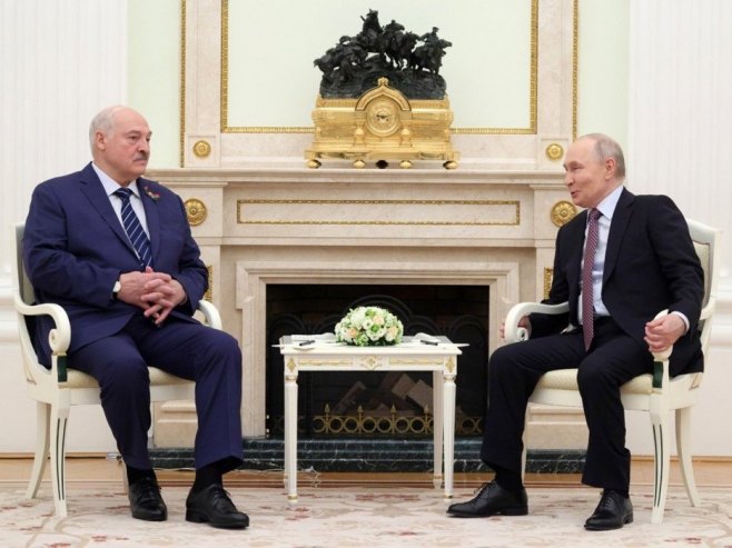 Александар Лукашенко и Владимир Путин (фото: EPA/RAMIL SITDIKOV / POOL) - 