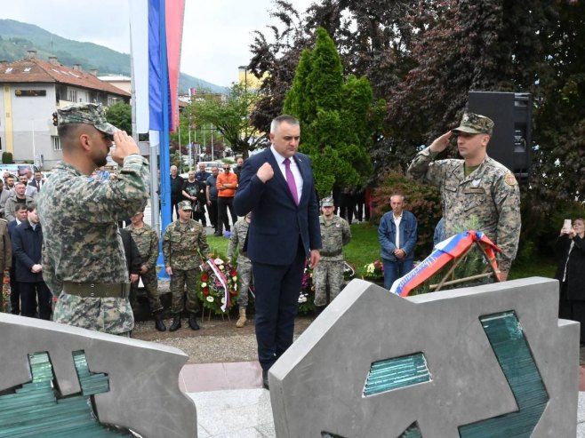 Минић положио вијенац на Централно спомен-обиљежје у Фочи