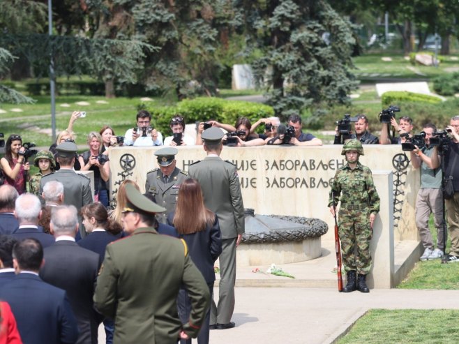Положени вијенци у Београду у част жртава Другог свјетског рата (ФОТО)