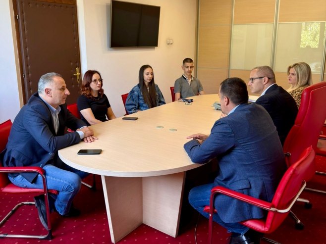 Пријем код Томаша за Уну Живановић (Фото: facebook.com/Дарко Томаш) Пријем код Томаша за Уну Живановић (Фото: facebook.com/Дарко Томаш) -