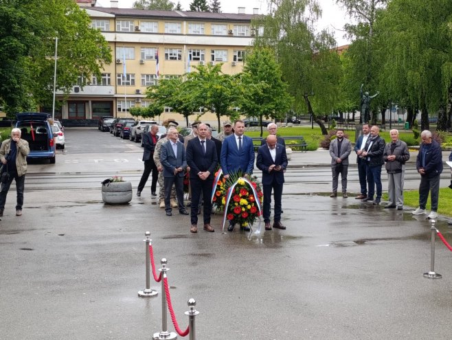 Полагање вијенаца поводом Дана града Приједора - Фото: РТРС