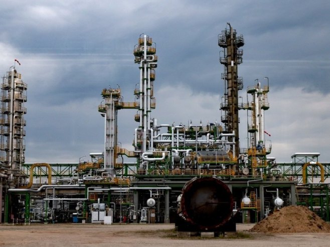 Нафтовод (Фото: EPA/FILIP SINGER) - 