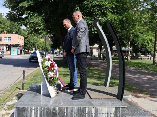 Добој - полагање вијенаца код споменика шесторици португалских војника - Фото: СРНА