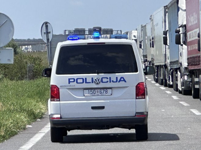 Цистерна се преврнула након судара с аутомобилом (ВИДЕО)