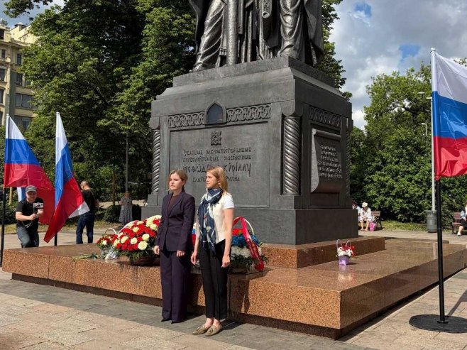 Полагање цвијећа на споменик Ћирилу и Методију у Москви Полагање цвијећа на споменик Ћирилу и Методију у Москви - Фото: Уступљена фотографија