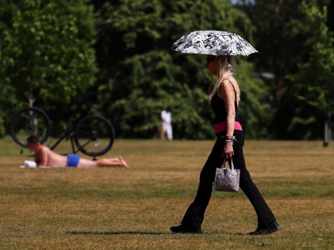 Врућина (Фото: EPA/ANDY RAIN, илустрација) - 