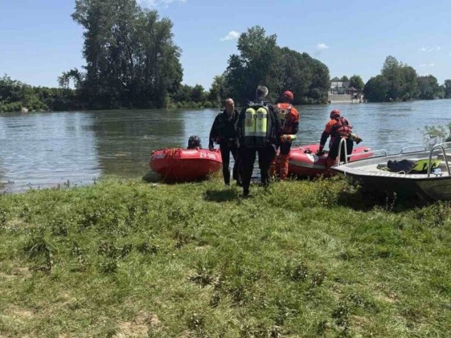 Рониоци у потрази за дјечаком несталим у Дрини Рониоци у потрази за дјечаком несталим у Дрини - Фото: СРНА
