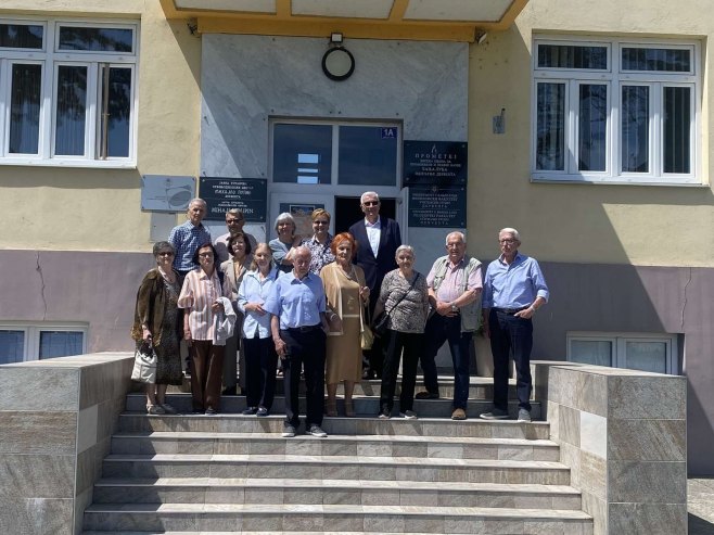 Након 60 година од завршетка Гимназије у Дервенти, бивши ученици поново сјели у школске клупе (ФОТО/ВИДЕО)