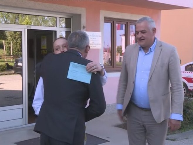 Уручење кључева стана у Хан Пијеску Уручење кључева стана у Хан Пијеску - Фото: РТРС
