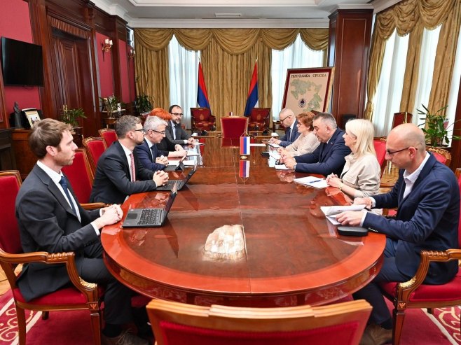 Саво Минић и Зора Видовић са делегацијом ММФ-а - Фото: Уступљена фотографија