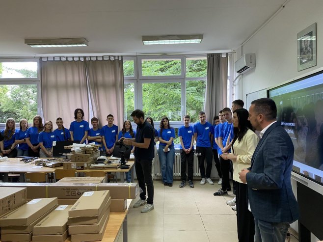 Донација Економској школи у Добоју - Фото: РТРС