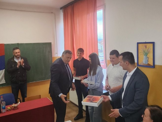 Информатичка опрема за троје успјешних ученика - Фото: РТРС