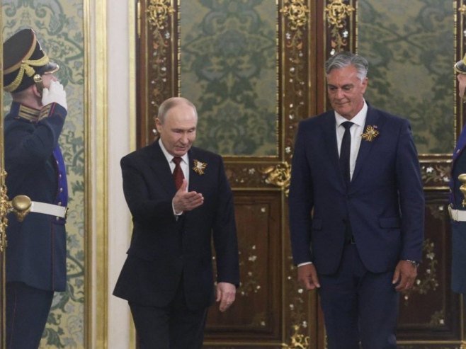Владимир Путин и Синиша Каран (фото: EPA/MAXIM SHIPENKOV / POOL) - 