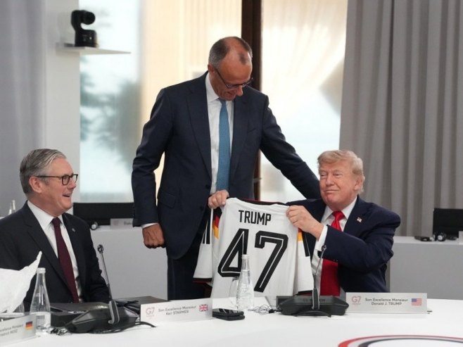 Самит Г7: Мерц поклонио Трампу дрес њемачке фудбалске репрезентације са бројем 47