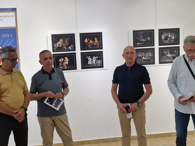 Брчко - изложба умјетничких позоришних фотографија Јовице Панића - Фото: СРНА
