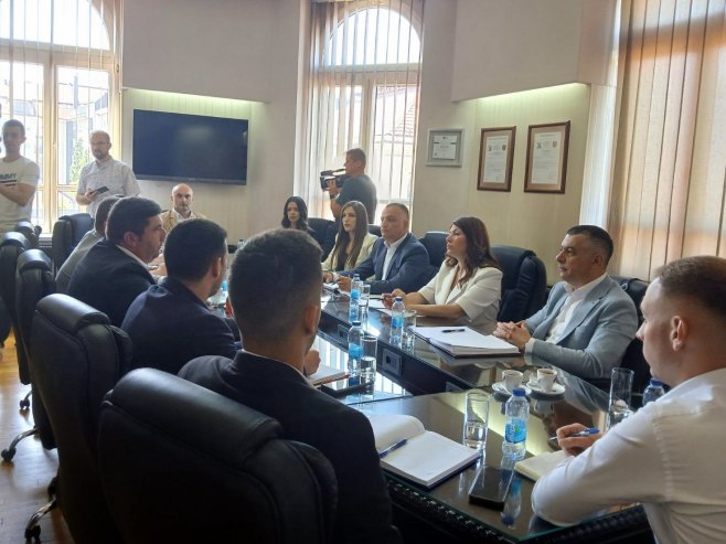 Петровић и Кузмићева на састанку Петровић и Кузмићева на састанку - Фото: РТРС