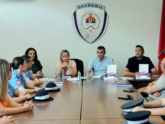 Добој - промовисан нови број часописа "Безбједност-полиција-грађани" - Фото: СРНА