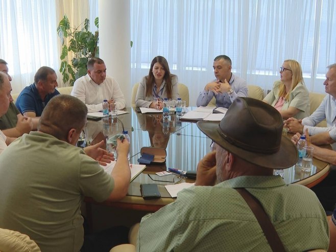 Кузмићева са откупљивачима пшенице - Фото: РТРС