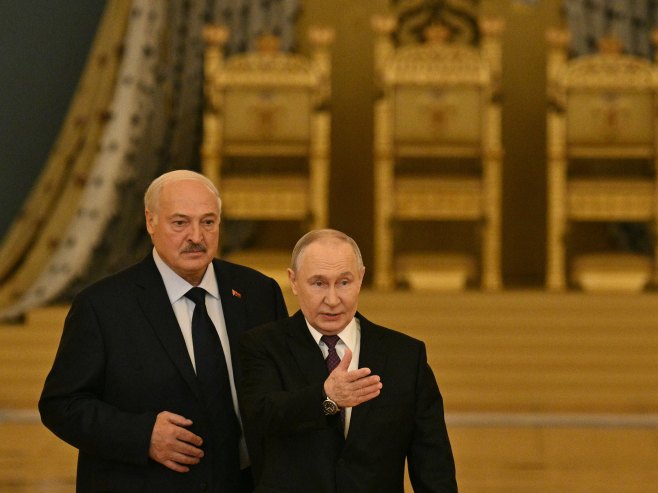 Александар Лукашенко и Владимир Путин (Фото: EPA/HECTOR RETAMAL/AFP POOL) - 