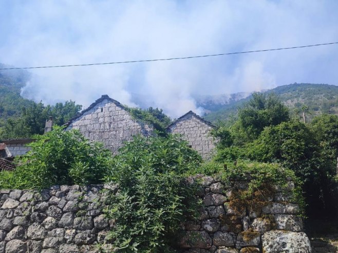 Пожар у Поповом Пољу и даље активан, ситуација тешка али под контролом