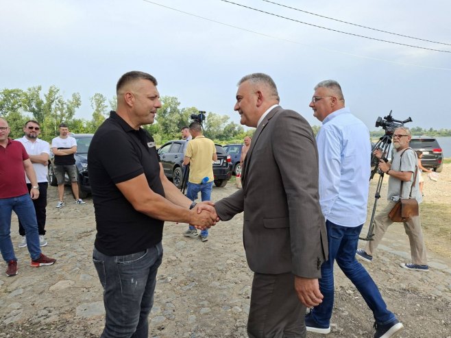 Шамац - Минић у обиласку савског кеја Шамац - Минић у обиласку савског кеја - Фото: СРНА