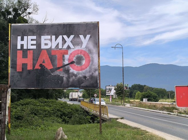 Плакат у Источном Сарајеву Плакат у Источном Сарајеву - Фото: РТРС