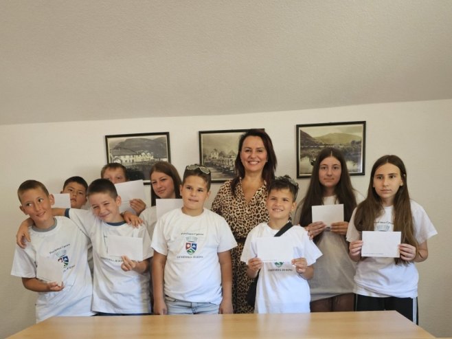Деветоро дјеце из Језера дио пројекта "Социјализација дјеце Републике Српске" Деветоро дјеце из Језера дио пројекта "Социјализација дјеце Републике Српске" - Фото: РТРС