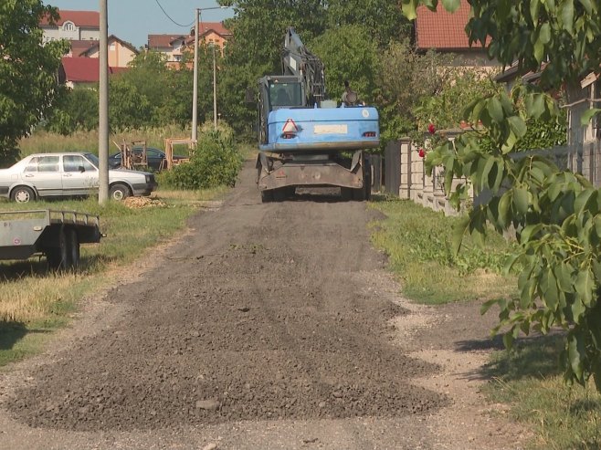 Мјештани санирају пут Мјештани санирају пут - Фото: РТРС