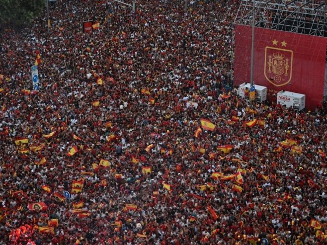 Дочек фудбалера (фото: EPA/FERNANDO VILLAR) - 
