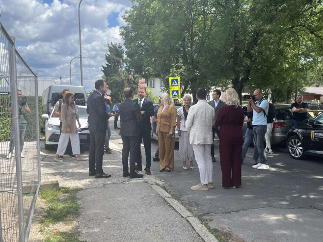 Станивуковић у кампањи прије кампање: Умјесто "кула и градова", грађани још увијек сањају воду (ВИДЕО)