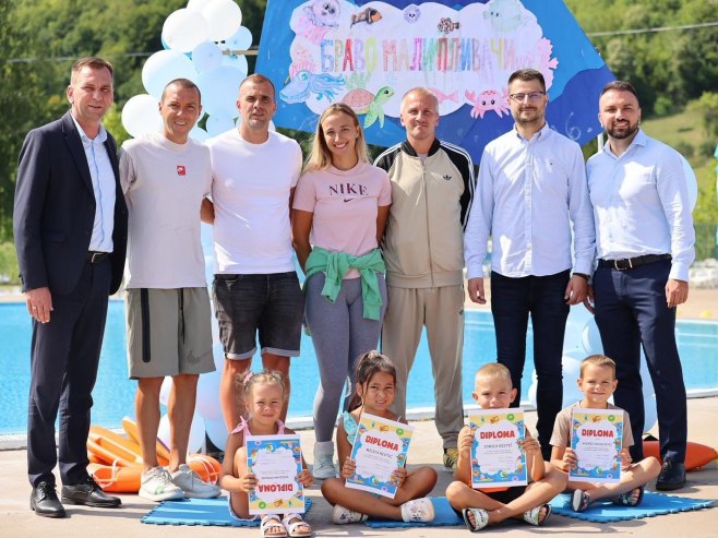 Додијељене дипломе за 120 полазника бесплатне школе пливања у Угљевику - Фото: Уступљена фотографија